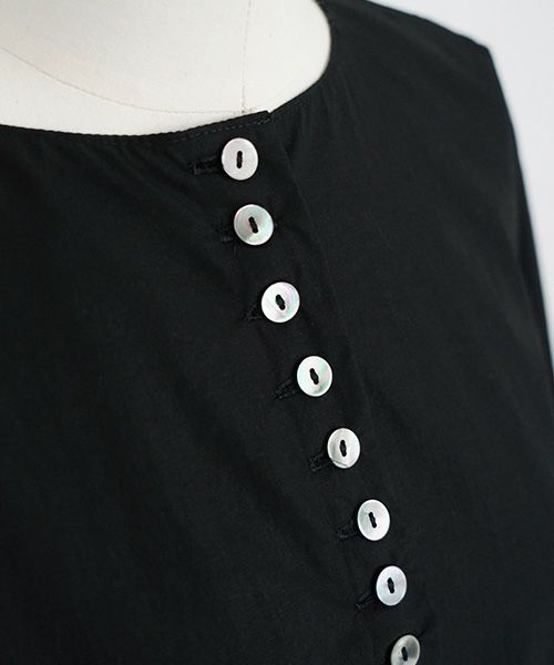 Mochi.モチ.button dress [black]
