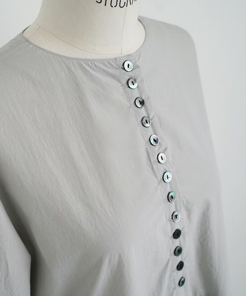 Mochi.モチ.button dress [silver]