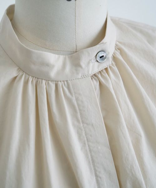 Mochi.モチ.gather blouse [ecru/sa]