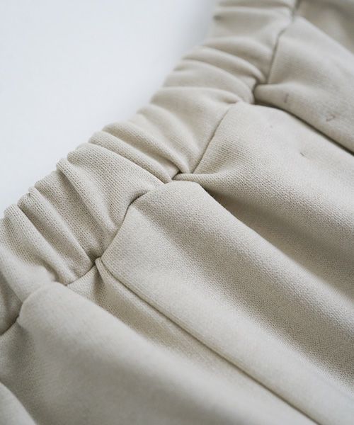 Mochi / home&miles.モチ / ホーム＆マイルズ.asymmetry sweatpants [chalk]