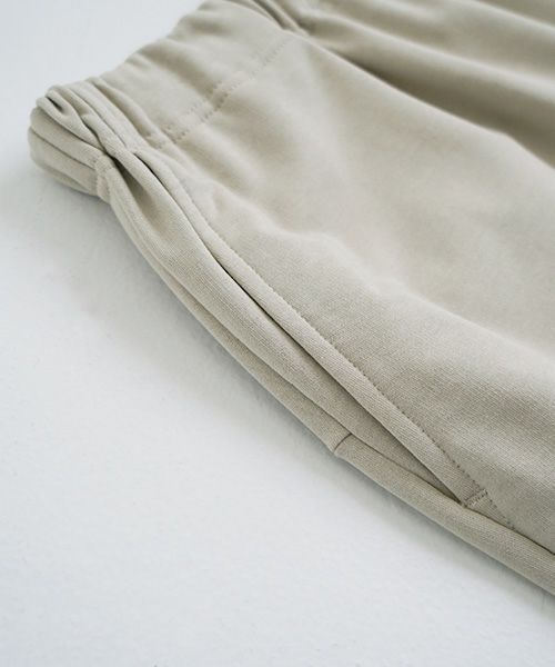 Mochi / home&miles.モチ / ホーム＆マイルズ.tapered sweatpants [chalk]