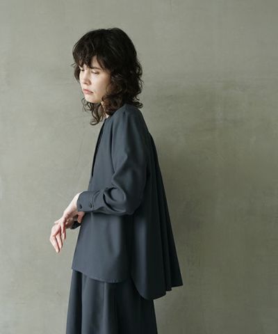 Mochi モチ fly front tuck blouse [dark moss grey]