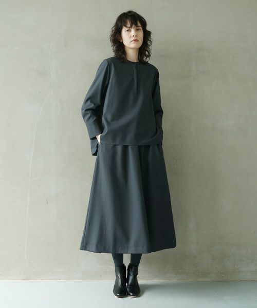 Mochi.モチ.fly front tuck blouse [dark moss grey]