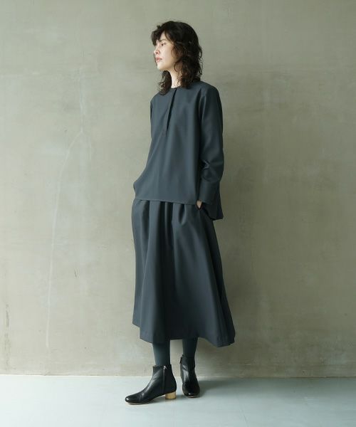 Mochi.モチ.fly front tuck blouse [dark moss grey]