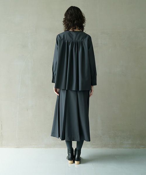 Mochi.モチ.fly front tuck blouse [dark moss grey]