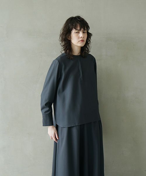 Mochi.モチ.fly front tuck blouse [dark moss grey]