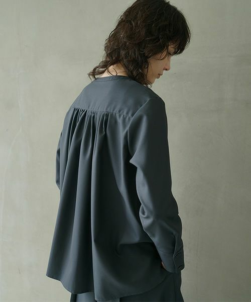 Mochi.モチ.fly front tuck blouse [dark moss grey]