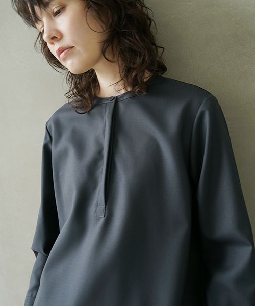 Mochi.モチ.fly front tuck blouse [dark moss grey]