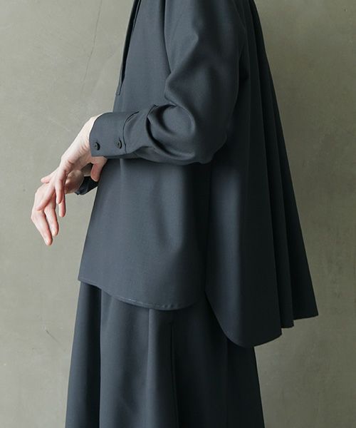 Mochi.モチ.fly front tuck blouse [dark moss grey]
