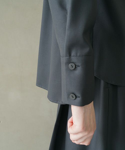 Mochi.モチ.fly front tuck blouse [dark moss grey]