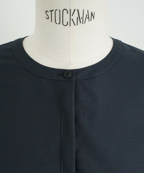 Mochi.モチ.fly front tuck blouse [dark moss grey]