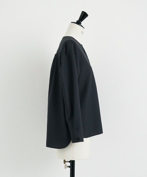 Mochi.モチ.fly front tuck blouse [dark moss grey]