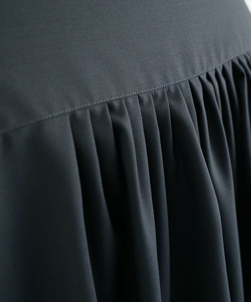 Mochi.モチ.fly front tuck blouse [dark moss grey]