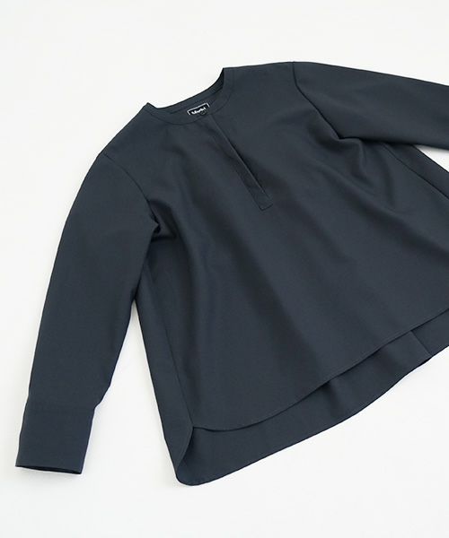 Mochi モチ fly front tuck blouse [dark moss grey]