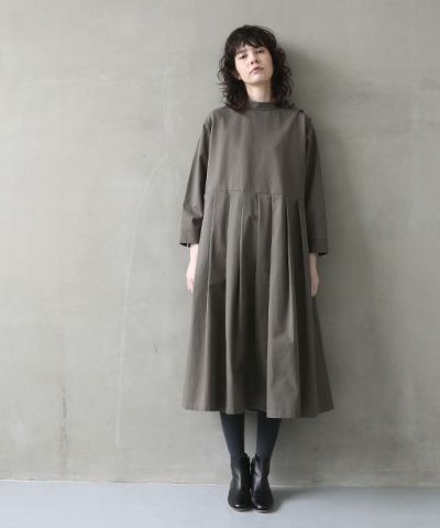 Mochi モチ hight neck tuck dress [dark moss grey]