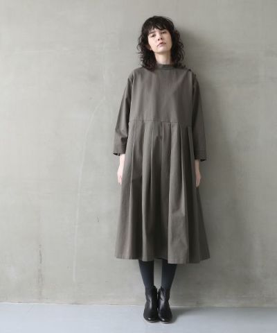 Mochi.モチ.hight neck tuck dress [dark moss green]