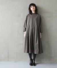 Mochi.モチ.hight neck tuck dress [dark moss green]