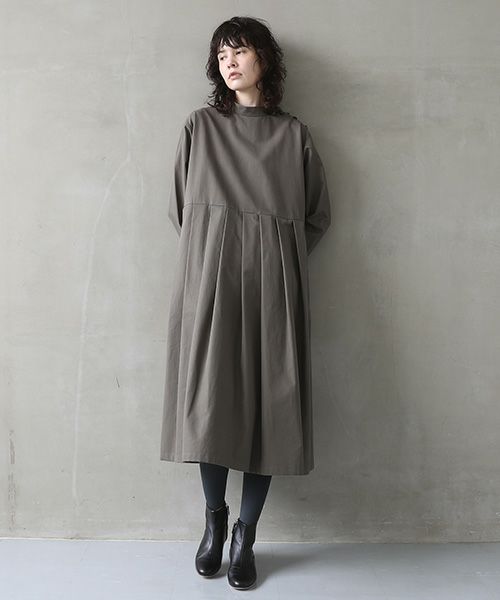 Mochi.モチ.hight neck tuck dress [dark moss green]