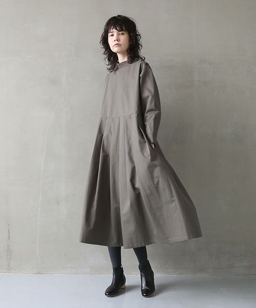 Mochi.モチ.hight neck tuck dress [dark moss green]