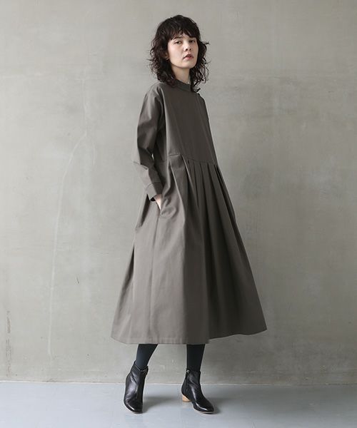 Mochi.モチ.hight neck tuck dress [dark moss green]