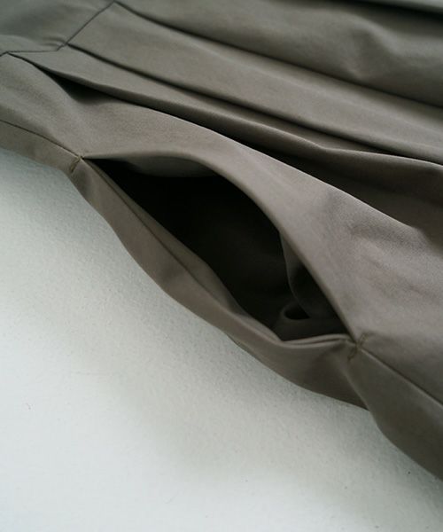 Mochi.モチ.hight neck tuck dress [dark moss green]