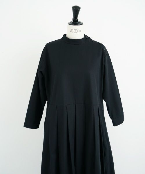 Mochi.モチ.hight neck tuck dress [black]