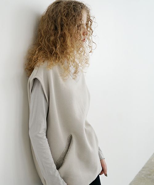 Mochi / home&miles.モチ / ホーム＆マイルズ.v-neck vest [greige]