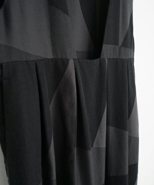 Mochi モチ geometric jumper tuck skirt [ms23-op-03/charcoal×black] 幾何学柄ジャンプタックスカート