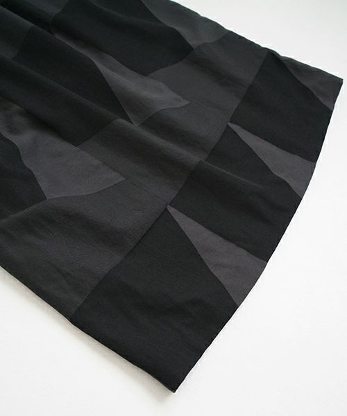 Mochi モチ geometric jumper tuck skirt [ms23-op-03/charcoal×black] 幾何学柄ジャンプタックスカート