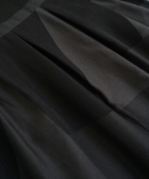 Mochi モチ geometric jumper tuck skirt [ms23-op-03/charcoal×black] 幾何学柄ジャンプタックスカート