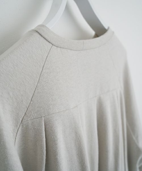 Mochi モチ tuck t-shirt [ms22-to-02/chalk] タックTシャツ