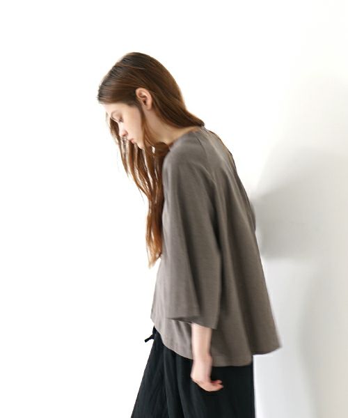 Mochi モチ tuck t-shirt [ms22-to-02/greige] タックTシャツ