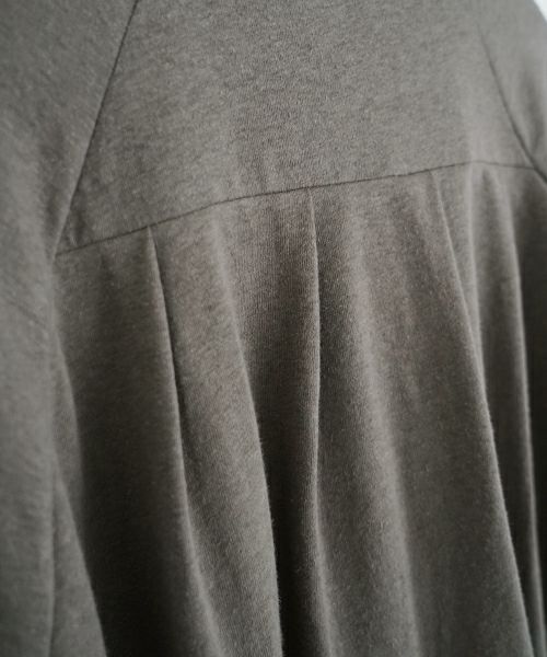 Mochi モチ tuck t-shirt [ms22-to-02/greige] タックTシャツ