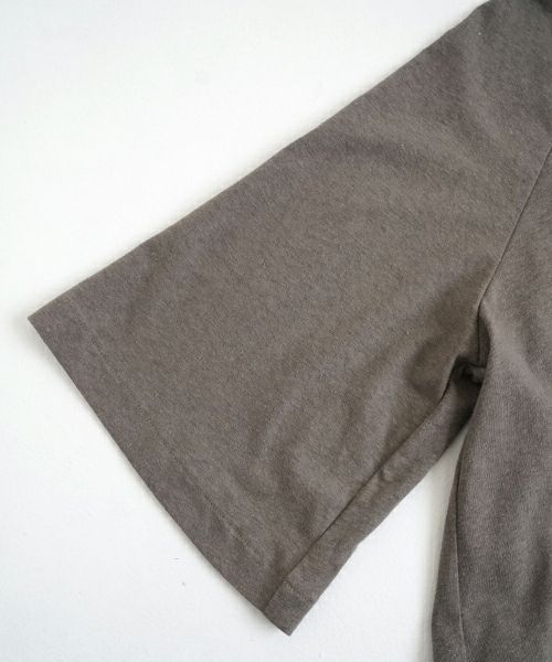 Mochi モチ tuck t-shirt [ms22-to-02/greige] タックTシャツ