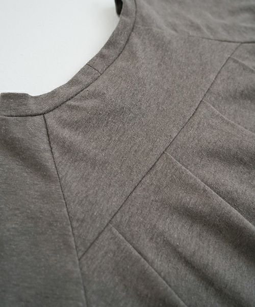 Mochi モチ tuck t-shirt [ms22-to-02/greige] タックTシャツ