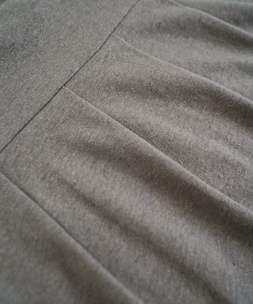 Mochi モチ tuck t-shirt [ms22-to-02/greige] タックTシャツ