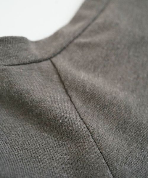 Mochi モチ tuck t-shirt [ms22-to-02/greige] タックTシャツ