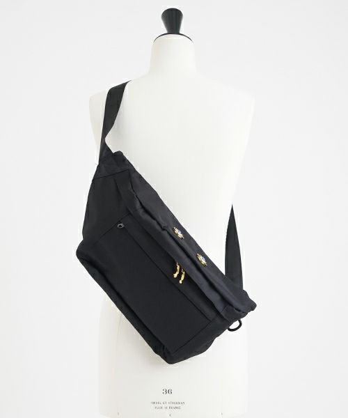 AHCAHCUM あちゃちゅむ お目目BODY BAG（クロ）