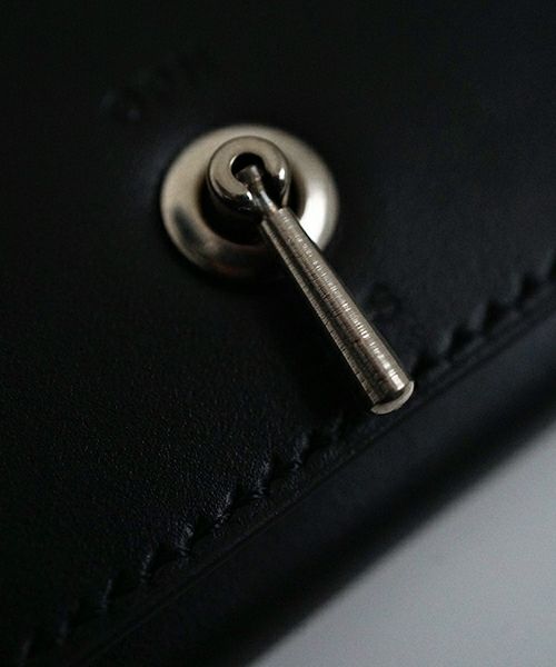 ED ROBERT JUDSON SWITCH トライフォールドウォレット（ブラック）のスイッチ部分