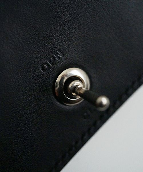 ED ROBERT JUDSON SWITCH コイン＆カードケース（ブラック）のスイッチ部分